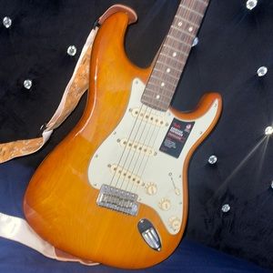 FENDER AMERICAN PERFORMER- STRATOCASTER